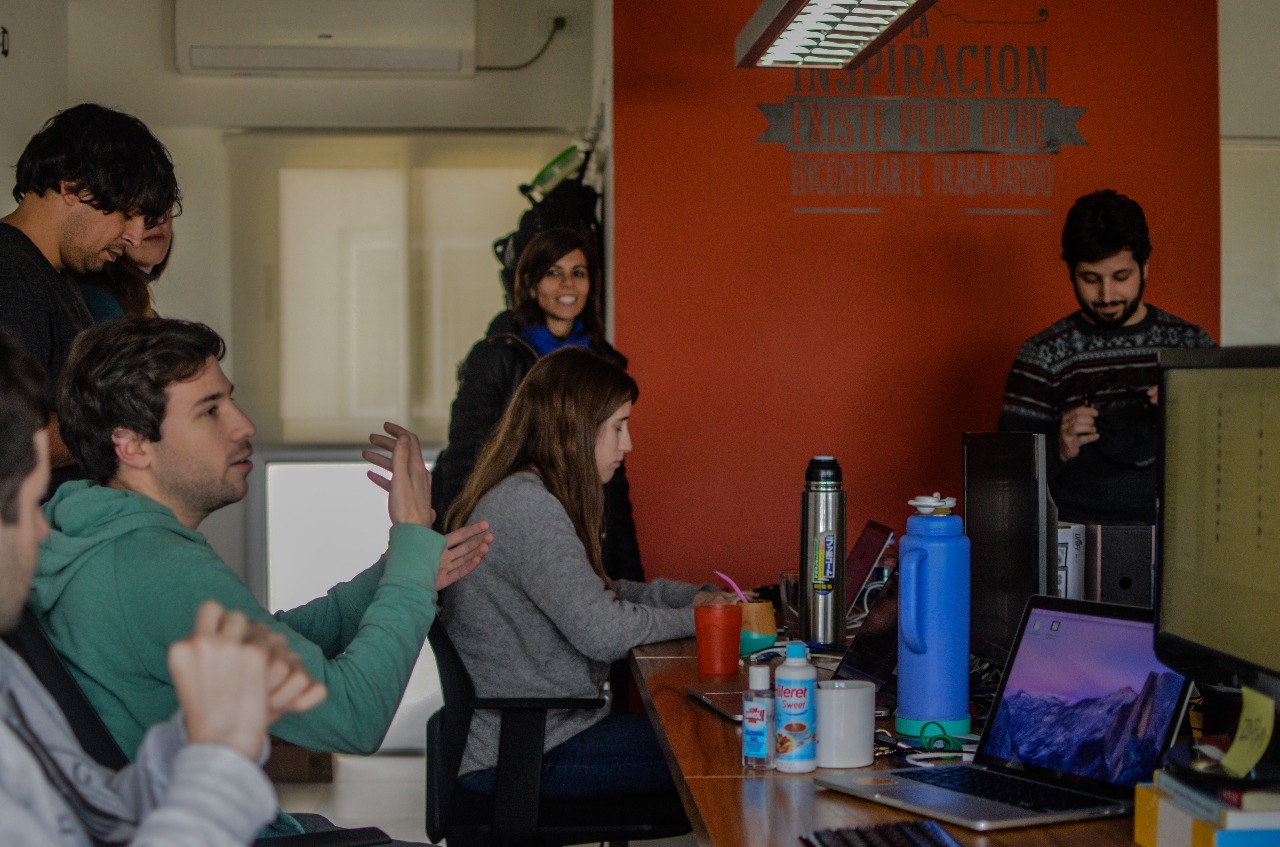 Imagen de algunos programadores de celerative explicando como trabajan.