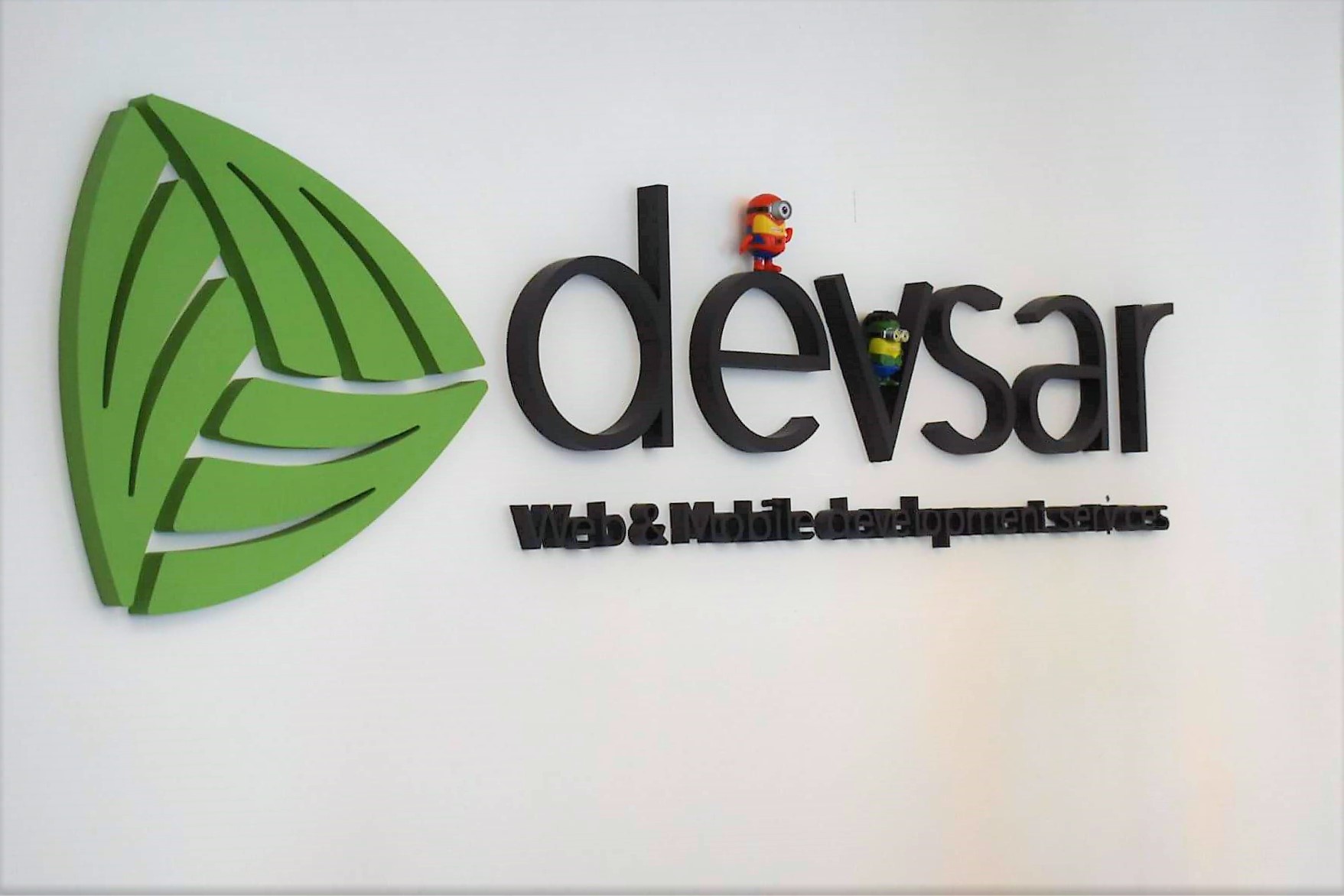 Logo Devsar de letras corpóreas en la oficina