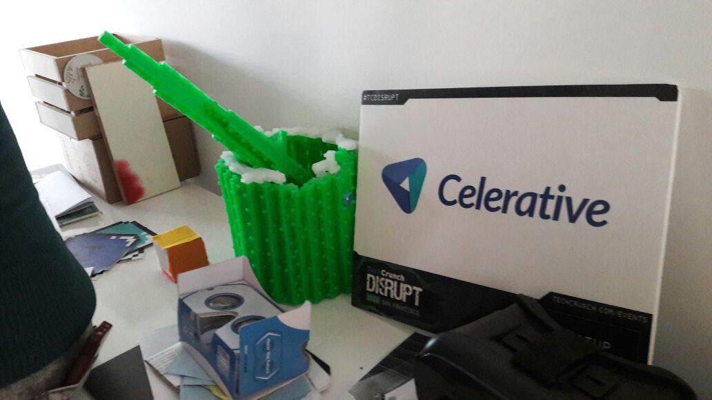Espacio de trabajo de Celerative donde se ven unos lentes de realidad aumentada