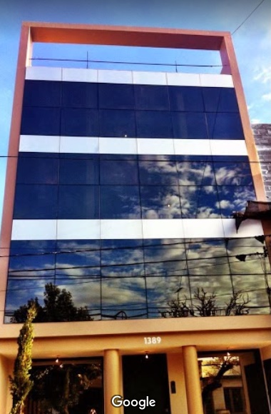 Edificio vidriado donde trabaja Celerative junto a otras empresas