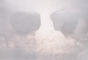 Photo 1:“…2 piccoli portelli di forma ellittica sono tagliati all’ altezza di circa m. 1 dal suolo. Attraverso i 2 portelli, che permettono a stento il passaggio di un uomo…..” (Virzì Hägglund, 1973, 4)
