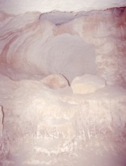 Photo 2:“Sulla parete di fondo di questo ambiente è intagliata nella roccia una scaletta che conduce ad una sorta di alcova, soprelevata rispetto al piano dell’ ambiente” (Virzì Hägglund, 1973, 4)