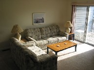 042lroom.jpg (41978 bytes)
