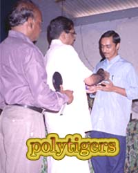 Harivishnu P receiving award from V M Sudheeran M P