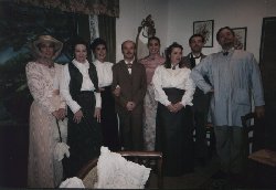Foto di gruppo degli attori.