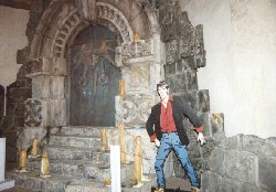 Dylan Dog davanti al portone di un castello.