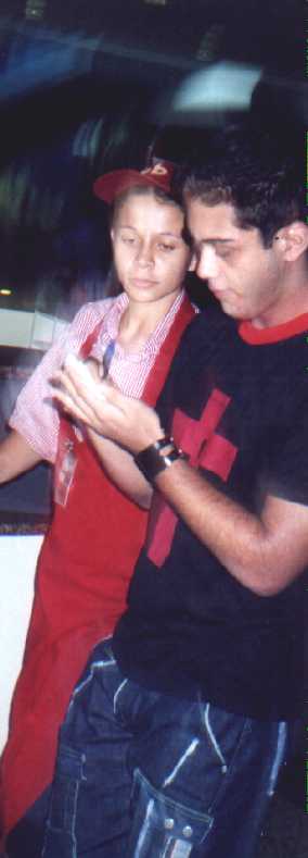 Thiago d� autografo no aeroporto