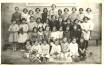 LES ALUMNES DE L'ESCOLA DE XIQUETES, ABANS DE LA GUERRA (1935 aprox.): Podeu recon�ixer a la tia Victoria (la del ram), Natividad Ferrer (al seu costat, a la dreta), Amparo Agut (a primera fila, la de la punta, de negre), Genoveva (detr�s de Amparo, de blanc, a la punta) Carmen,... (foto de Marisol Cerd�)