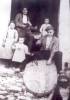 FENT UN TRILL: L'home dret �s Tom�s, els altres s�n: l'abuelo "Pardalero" i els seus fills, Tom�s (detr�s), Consuelo (a l'esquerra de la foto) i Julia (la xicoteta) (foto de Natividad Bono)