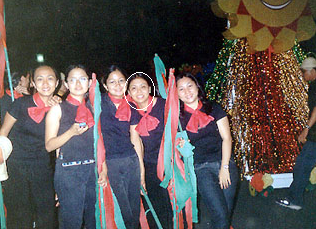 mga kababaihan ng council sa lantern parade, '03, flag bearers kami, ehehe