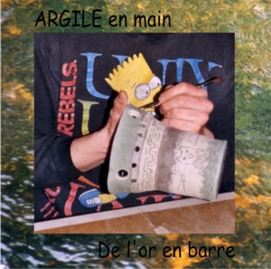 Argile en main de l'or en barre