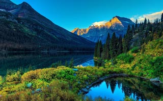 Foto do lago nas montanhas