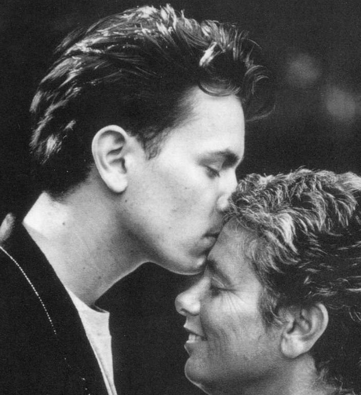 River Phoneix kissing his mom