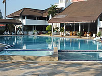 2 swimming pools, restaurant with internet access, 24 h security