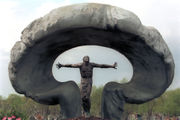 Monumento a las víctimas del desastre de Chernobyl en el cementerio Mitino de Moscú, donde están enterrados algunos de los bomberos que combatieron las llamas y murieron después a causa de la radiación. Foto de Mijail Evstafiev