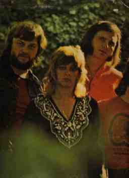 Joy Fleming, center.