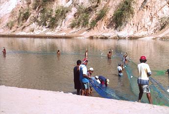boliviaanse vissers in de pilcomayo