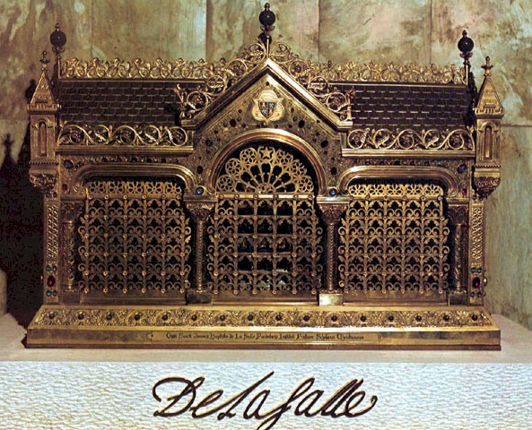 Roma, Casa Generalicia�Urna, que contiene las Reliquias de San Juan Bta. DE LA SALLE. Despu�s de reposar 187 a�os en Rouen y 31 en Lembecq-lez-Hal (Belgica), llegaron a Roma el 24 de enero de 1937. Fueron acogidas en la capilla actual, recientemente terminada por aquel entonces, con gran solemnidad.