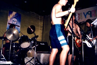 Pasando calor en el local de ensayo.