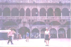 Anita diante do Palazzo della Ragione