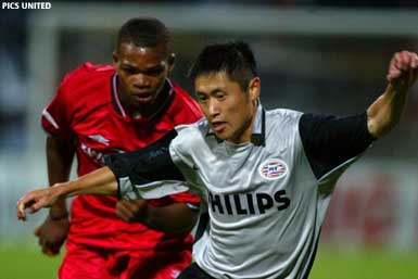 � Pics United - Felle duels tussen Young-Pyo Lee en Collins John.