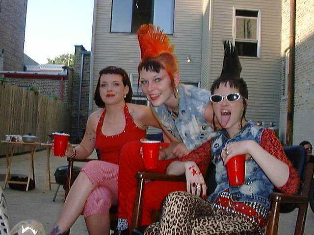 3 punk chicks drinkin some beers