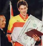 entrega del cheque al mejor jugador de la liga mundial