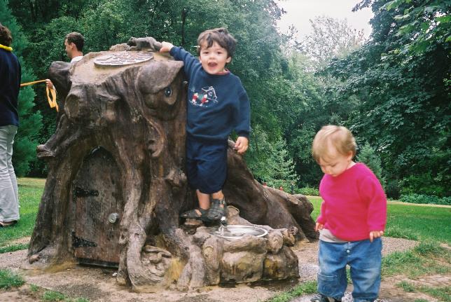 Redwood Park in Surrey, 25 August.  Belgian Canadian picnic. The magic tree-stump...