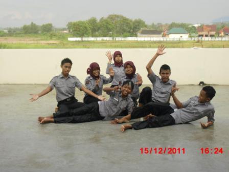 Bermain hujan sama tema2