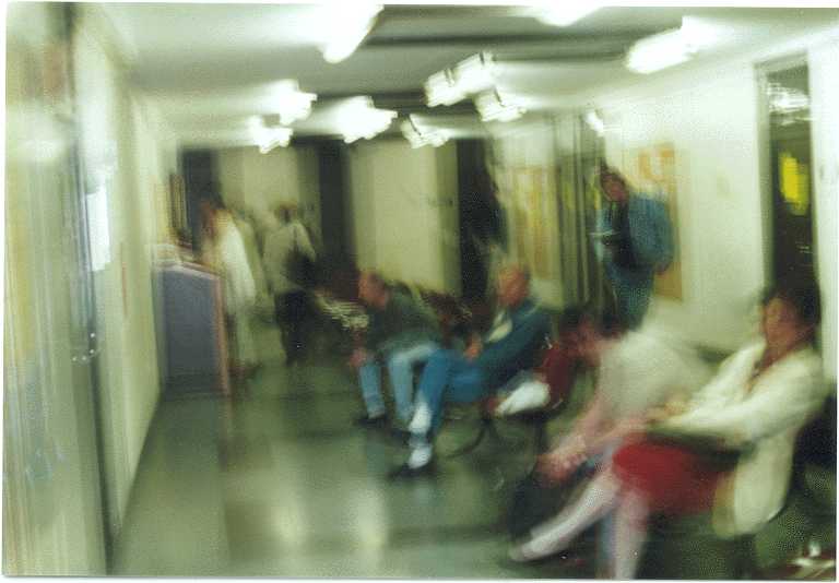 CLICK AMS&nbsp; Dresdnerstra�e (Zentrum der Sklaventreiberei) Warten auf Godot (Foto unabgesegnet von Weihburggasse 30)