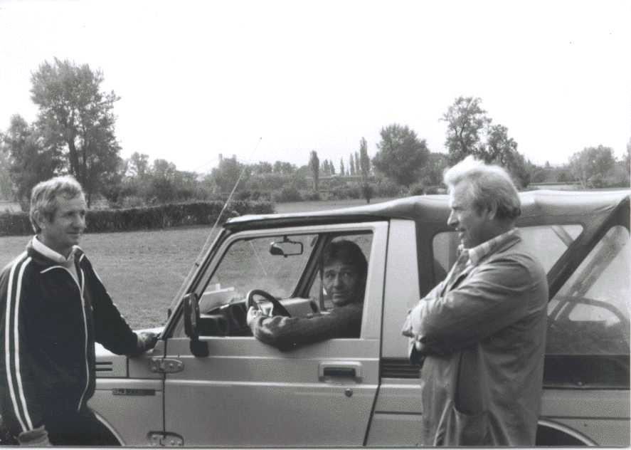 Slavko, Rudi und Jan posieren vor/in Landrover als sozialistische Arbeiterdenkm�ler (SW)