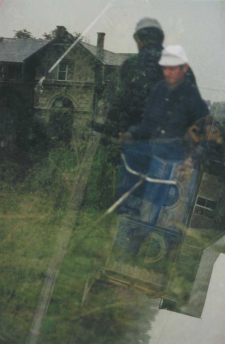 "Kollega" Slavko f�sert im Regen (futuristische Doppelbelichtung, Hintergrund Stall 6)