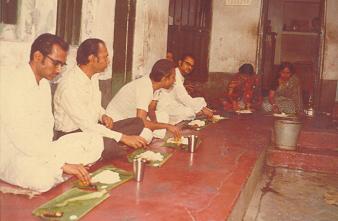 Mr. T. Das has to take 2 Kalapata leaves to accomodate all items