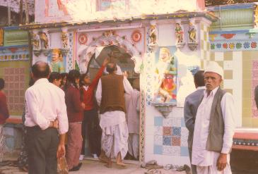 devotees&nbsp; throng in hundreds to have a glimpse of the All Mighty