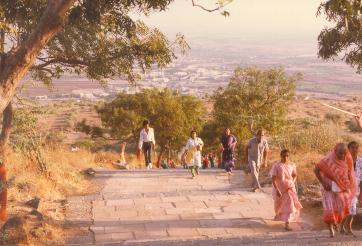 The number of steps, be it 500 or 1000 donot deter the pilgrims to climb the Palitana