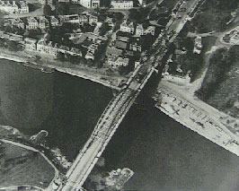 A bird's eye view on one of the bridges