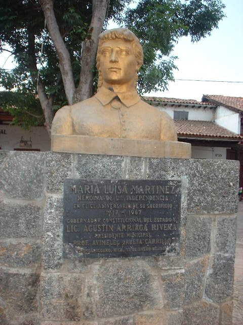 Busto de Ma. Luisa Martinez, en la plaza principal