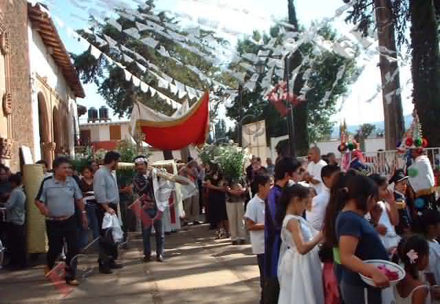 Los cargeros saliendo del templo con la santa cruz