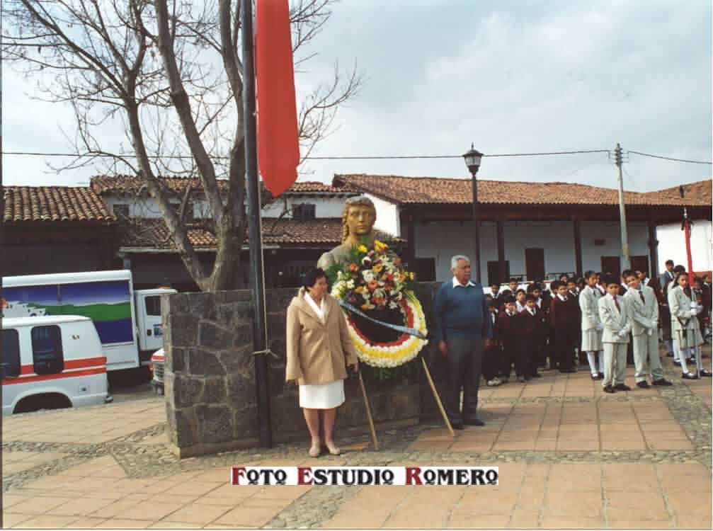 El presidente municipal haciendo guardia de honor