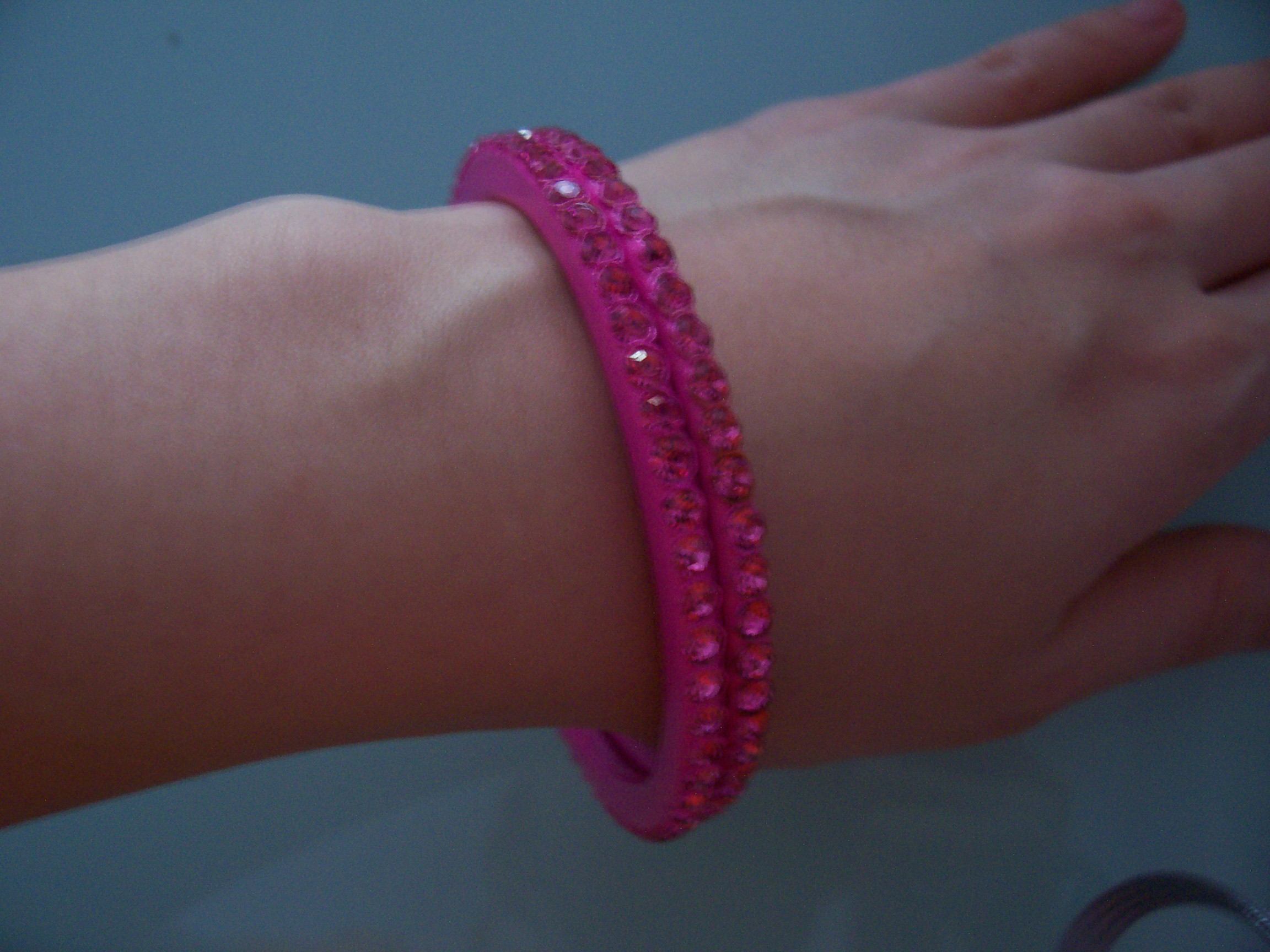 MeModelPinkBangle