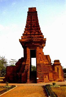 Gapura Bajangratu, diduga kuat menjadi gerbang masuk keraton Majapahit. Bangunan ini masih tegak berdiri di kompleks Trowulan.