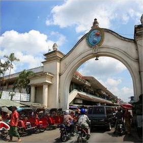 Gapura Kraton dan Pasar Klewer (tampak belakang)