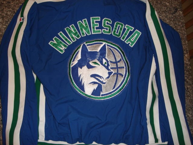 Laettner Wolves Warmup
