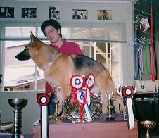 Yazz, su handler y sus trofeos