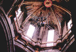 Cimborio de la catedral en el que destaca el artilugio ideado por Juan B. Celma en 1599 para sostener el Botafumeiro