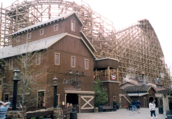 Knotts-2-0-1-Ghost-Rider-Station-and-lift.jpg (868496 bytes)