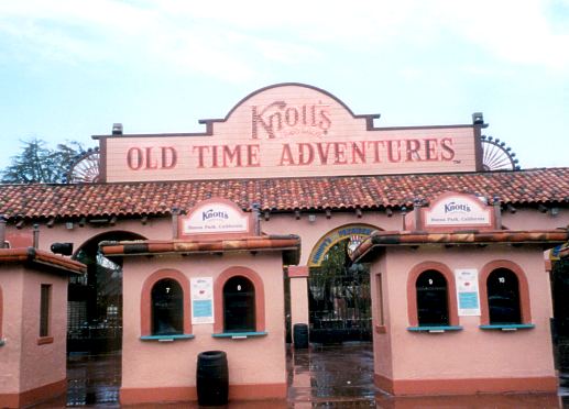 Knotts-2-01-Entrence-Plaza.jpg (716968 bytes)