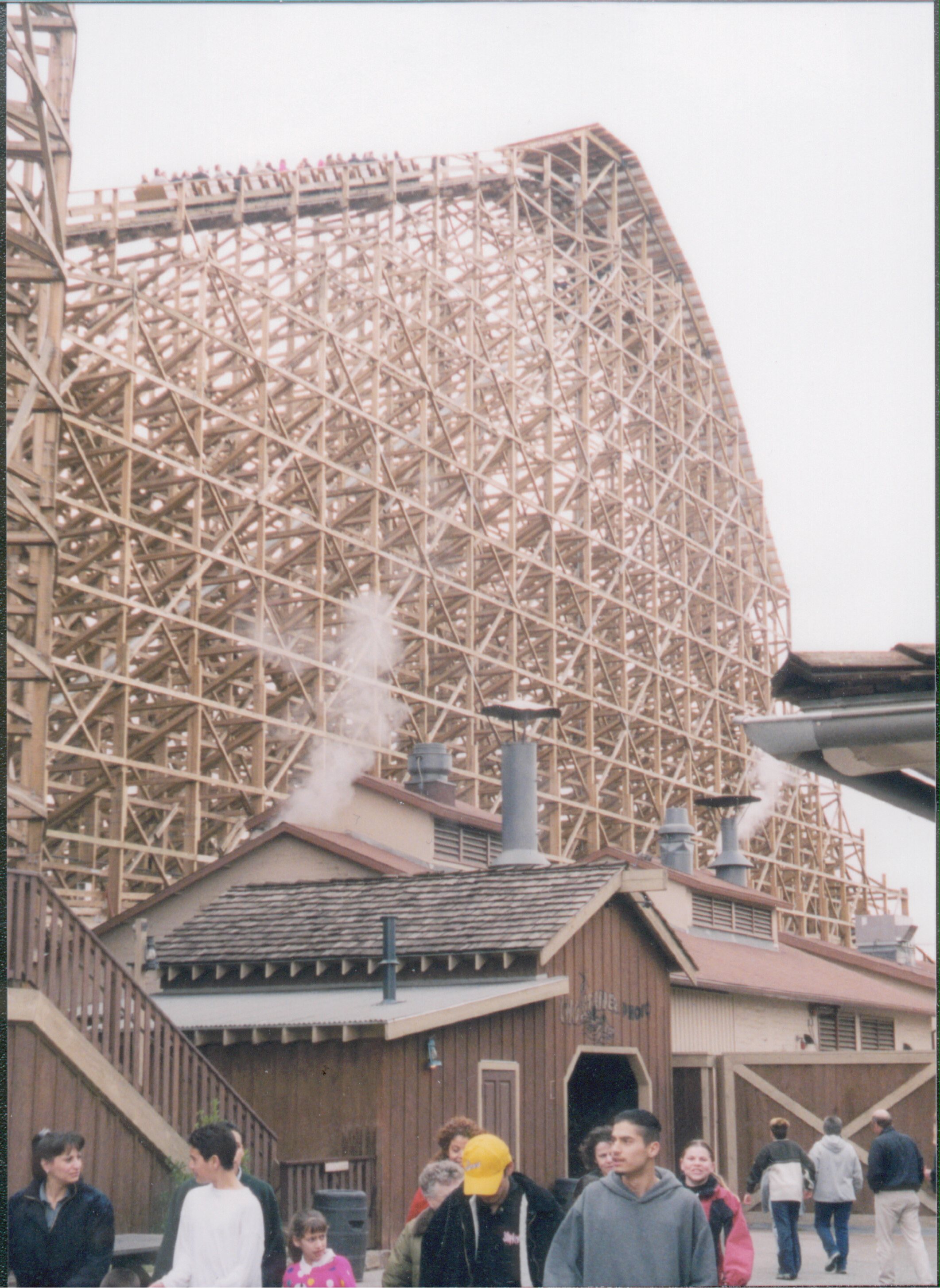 Knotts-2-01-Ghost-Rider-Lift.jpg (911980 bytes)