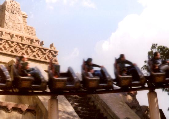 Knotts-2-01-Jaguar-flying-buy-temple.jpg (806360 bytes)