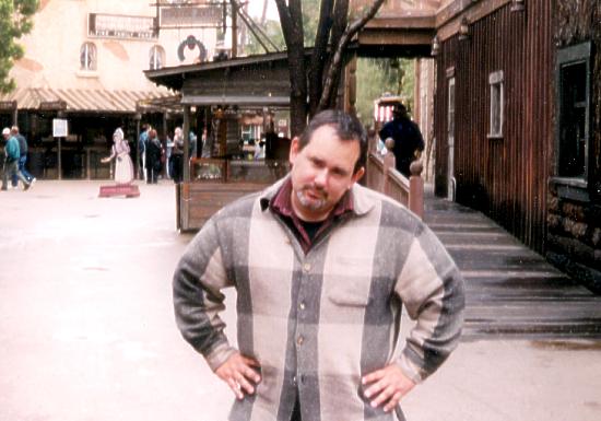 Knotts-2-01-Matthew-in-ghost-town.jpg (732303 bytes)